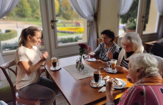 Výlet do kavárny a parku s klienty SeniorCentra Olomouc