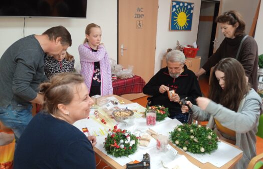 Adventní tvoření s rodinami v SeniorCentru Olomouc