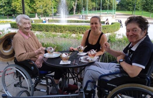 Výlet do parku a kavárny s klienty SeniorCentra Olomouc