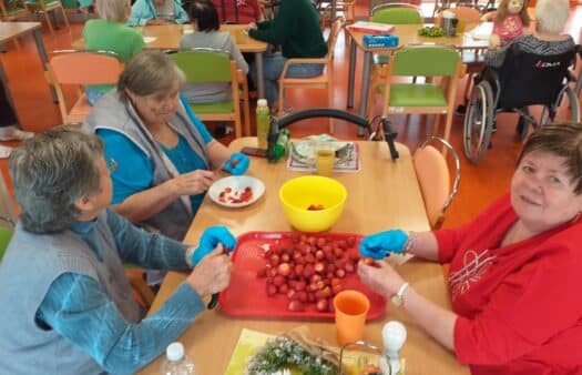 Pečení jahodové bublaniny s klienty SeniorCentra Olomouc