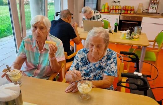 Zmrzlinové pohárky udělaly radost klientům SeniorCentra Olomouc